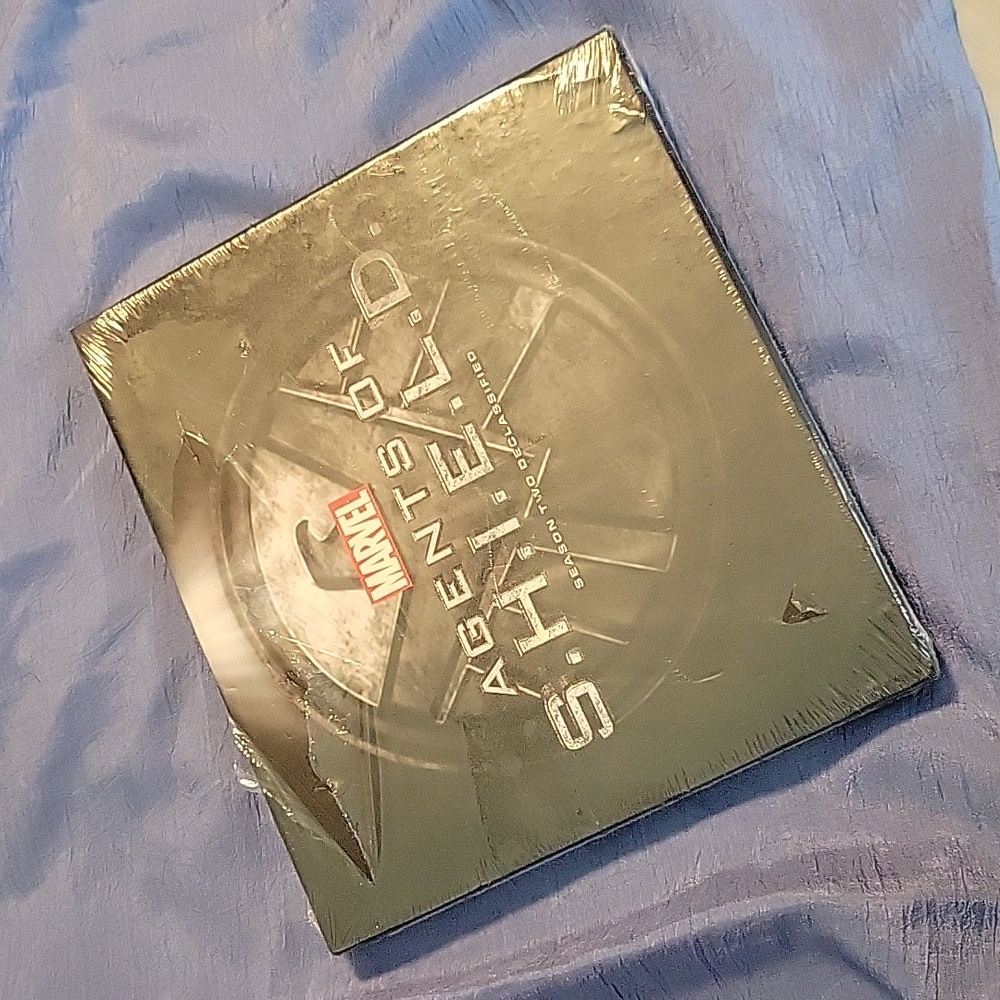 Agents of Sheild Season 2 Declassified Book - Picture 3 of 9